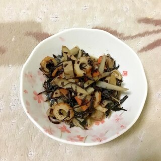高野豆腐と竹輪とゴボウと人参のヒジキ煮。